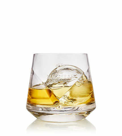 Thưởng thức Macallan với đá